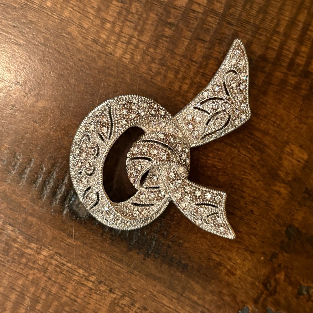 Elegant Silver Brooch with Intricate Design